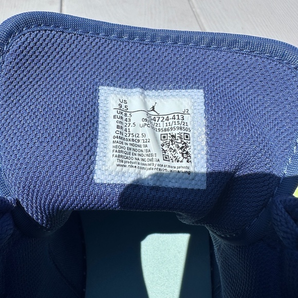 Size 9.5 - Nike Air Jordan 1 Mid Mystic Mens Navy Mint White Sneaker 554724-413 - Picture 15 of 16